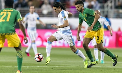 Cavani progresa con el balón.