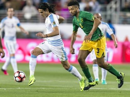 Cavani progresa con el balón.