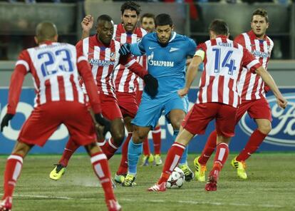 Hulk, del Zenit, rodeado de jugadores del Atlético.