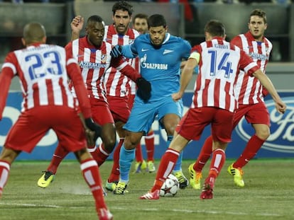 Hulk, del Zenit, rodeado de jugadores del Atlético. 