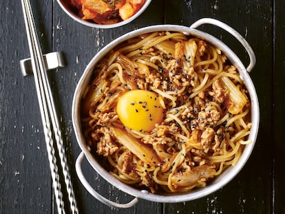 Ramen de kimchi, col fermentada muy especiada, receta del interior de El arte del ramen. 80 boles y caldos sencillos, de Makiko Sano  (Editorial Cinco Tintas).

