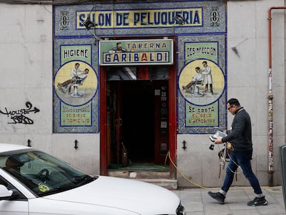 Fachada de la Taberna Garibaldi, en el barrio madrileño de Lavapiés.