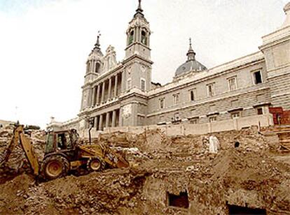 Preparación del terreno, junto al Palacio de Oriente, donde permanecen los restos arqueológicos.