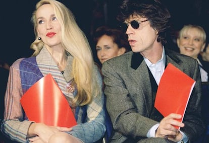Con Jerry Hall en el desfile de la dise&ntilde;adora Vivienne Westwood, durante la semana de la moda en Londres de 1997.