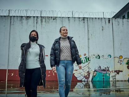 Jennifer y Ambra, en uno de los patios del Módulo 1 del centro penitenciario de Teixeiro, en Curtis (A Coruña).