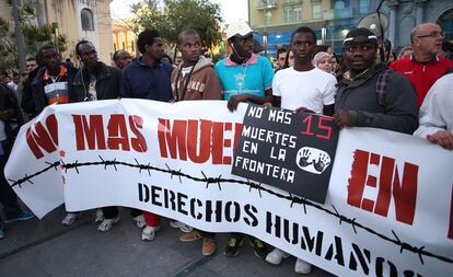 Inmigrantes durante una protesta por la muerte de 15 inmigrantes en la frontera de Ceuta.