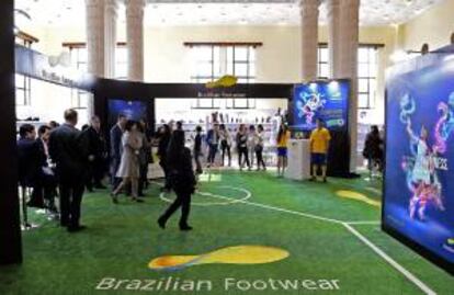 Fotografía facilitada por el pabellón de Brasil de la feria de calzado MICAM Shanghai, que aprovecha este año la celebración del Mundial de fútbol en su territorio para promocionar la imagen de su calzado asociándola con el fútbol y el estilo de vida brasileño.