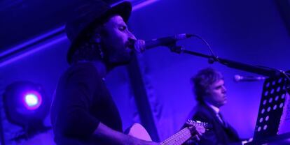 Leiva e Iván Ferreiro actuando en la fiesta de presentación del Barclaycard Center.