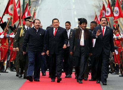 Chávez con sus aliados, los presidentes de Bolivia, Evo Morales (2 Iz.), de Nicaragua, Daniel Ortega (Iz) y Honduras, Manuel Zelaya