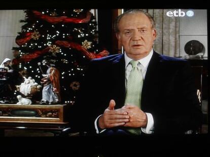 Imagen tomada de la pantalla de la ETB-2 cuando emitió en 2009 por vez primera en su historia el mensaje de Navidad del Rey.