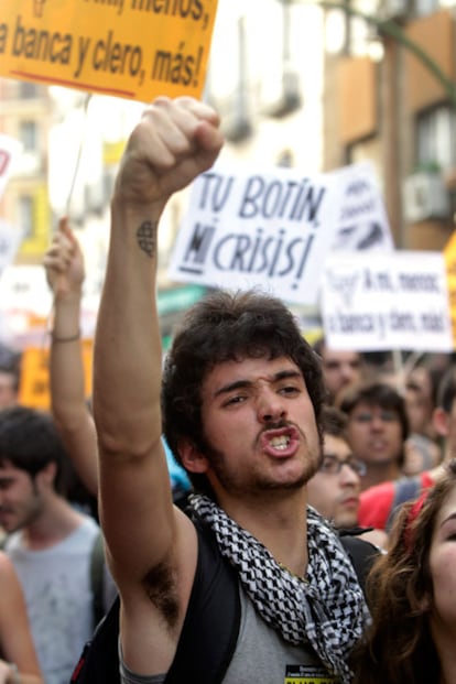 No cesaban los gritos y los silbidos de los asistentes que estaban indignados por la falta de oportunidades de la juventud.