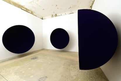 One of the rooms of the Anish Kapoor retrospective held in Venice in April 2022.