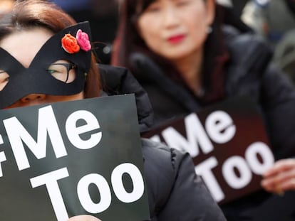 Mujeres filipinas participan este jueves en una manifestación para conmemorar el Día Internacional de la Mujer en Manila, (Filipinas).