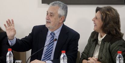 José Antonio Griñán, con la presidenta del PSOE andaluz, Rosa Torres, durante la ejecutiva regional del partido.