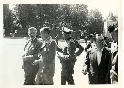 Personal del campo de exterminio de Sobibor conversa con miembros de la Cancillería de Hitler, durante una visita a Berlín, en 1943.