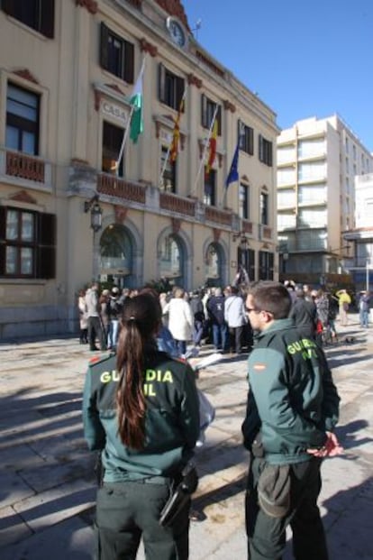 Dos agentes de la Guardia Civil, ayer ante el Ayuntamiento de Lloret de Mar.