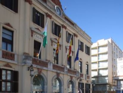 Dos agentes de la Guardia Civil, ayer ante el Ayuntamiento de Lloret de Mar.