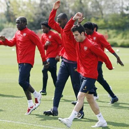Cesc, en primer plano, durante el entrenamiento de ayer del Arsenal.