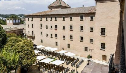 Vista actual del claustre del Monestir de Sant Feliu de Guíxols inacabat.