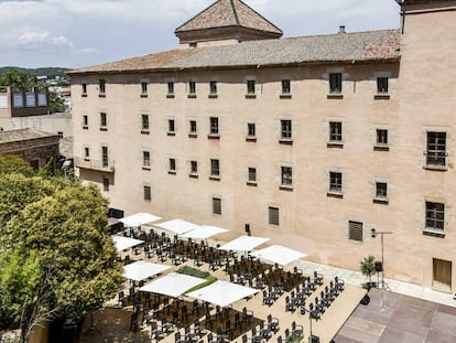 Vista actual del claustre del Monestir de Sant Feliu de Guíxols inacabat.