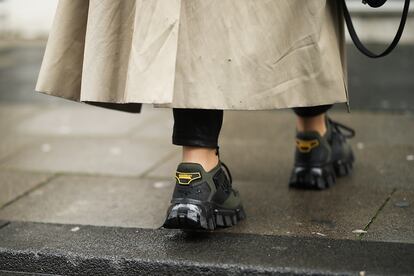 Qué: las Cloudbust Thunder de Prada.

Qué dicen de ti: eres fan de Rosalía y tu manicurista se sabe todos tus problemas. En el fondo de tu armario acumula polvo al menos una prenda de Vetements. Ahora prefieres Telfar o Palm Angels. Ya te has comprado la camisa que ha diseñado Peggy Gou para Yoox.

Cuánto: el modelo más básico de esta zapatilla inspirada en la ciencia ficción se puede adquirir por 790 euros.