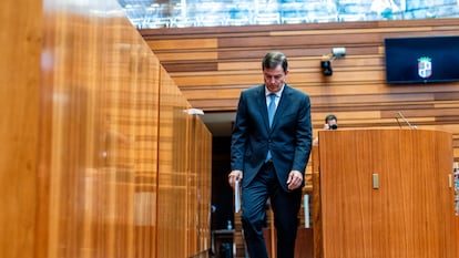 El presidente de la Junta de Castilla y León, Alfonso Fernández Mañueco, este viernes al inicio de su comparecencia en las Cortes, en Valladolid.