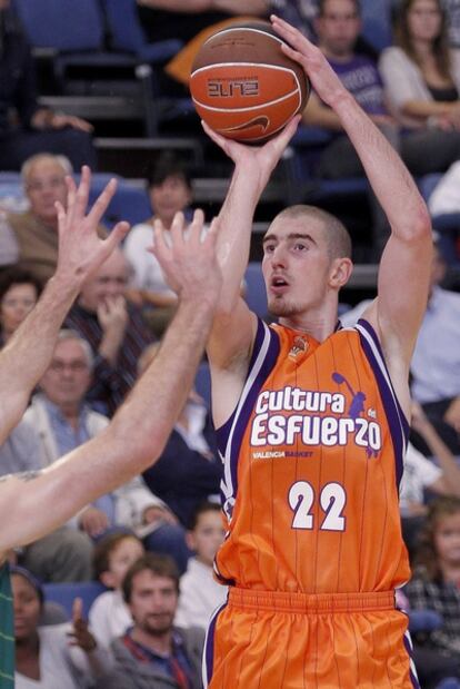 Nando de Colo lanza a canasta durante un partido de Liga.