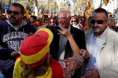 O político Josep Borrell é fotografado por uma manifestante.