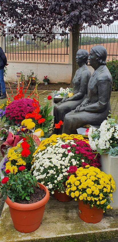 Escultura dedicada de Óscar Cenzano a las “mujeres de negro” en La Barranca, el pasado día 1.