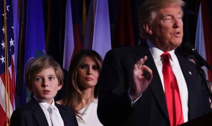 De izquierda a derecha: Barron, Melania y Donald Trump.