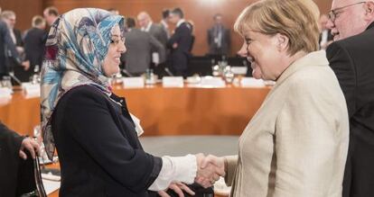 La canciller alemana, Angela Merkel, saluda a una representante de la comunidad musulmana esta semana en Berlín.