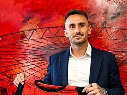 Aleix García posa con la camiseta de su nuevo equipo, el Leverkusen.