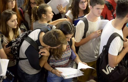 Estudiantes antes de entrar al selectivo.