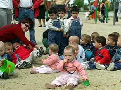 Manifestación de familias con hijos de partos múltiples. PLANO GENERAL - ESCENA