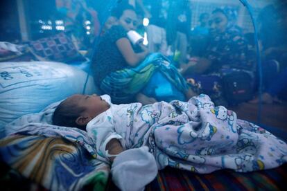 Un bebé duerme dentro de una mosquitera en un centro de evacuación a las afueras de Marawi (Filipinas) mientras las fuerzas gubernamentales continúan su ataque contra los insurgentes.