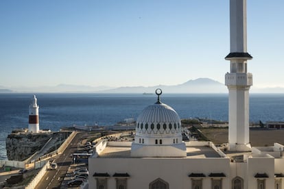 Punta Europa en Gibraltar, la puerta norte del Estrecho. Al fondo, el monte Mussa, la puerta sur. En primer plano, la mezquita del Peñón, la que está más al sur de Europa, financiada por la monarquía de Arabia Saudí.