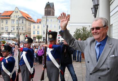 Enrique de Dinamarca saluda durante su visita a Wismar (Alemania), el 17 de junio de 2012.