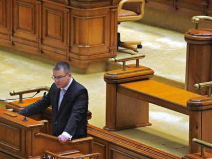 Ungureanu, interviene ante el Parlamento en Bucarest.