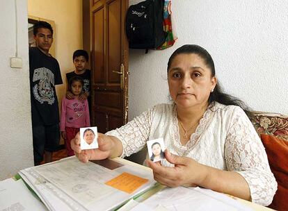 Jaqueline muestra la foto de su madre, viuda, y de su hija mayor, a las que  han denegado la reagrupación familiar.