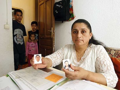 Jaqueline muestra la foto de su madre, viuda, y de su hija mayor, a las que han denegado la reagrupación familiar.