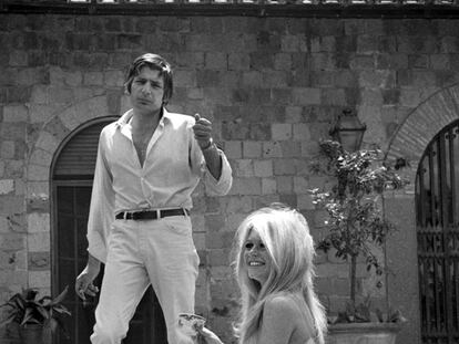 Gunther Sachs conquistó a Brigitte Bardot a base de arrojarle flores a centenares desde su <i>jet</i> privado sobre la finca de la actriz en Saint-Tropez. Aquí, fotografiados en la casa de Sachs en Roma en 1967.