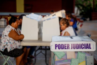 Personas votan en las elecciones judiciales del 1 de junio de 2025.