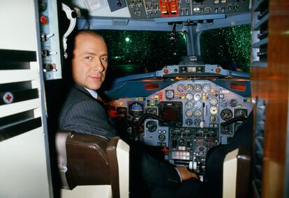 Silvio Berlusconi, en la cabina de su avión privado, en París en noviembre de 1985.