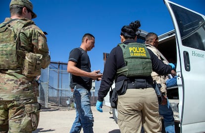 Agentes de la patrulla fronteriza escoltan hacia una furgoneta a migrantes detenidos en la ciudad de El Paso, el pasado 10 de mayo.