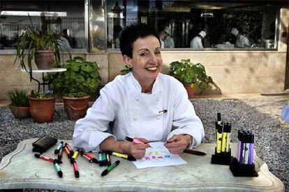 Carme Ruscalleda hace los dibujos de la carta de su restaurante, en San Pol de Mar.