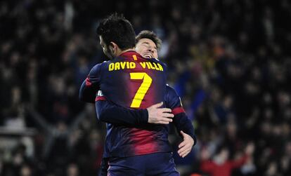 Villa celebra con Messi uno de los goles.