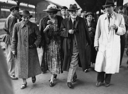 Sigmund Freud, el segundo desde la derecha, llega a París procedente de Viena, en ruta hacia Londres, en junio de 1938. Le acompañan su hija Anna (a la izquierda), Marie Bonaparte (la segunda desde la izquierda), y el hijo de esta, el príncipe Pedro de Grecia (a la derecha).