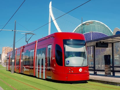 Un convoy de la nueva línea 10 de Metro de Valencia, en periodo de pruebas, en una imagen cedida por Ferrocarrils de la Generalitat.