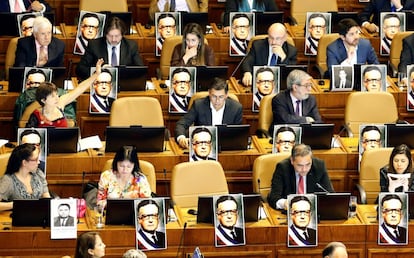 Imágenes del fallecido presidente de Chile, Salvador Allende, vistas en el interior de la sala de sesiones del Congreso que conmemora el 45 aniversario del golpe militar de Chile en 1973, en Valparaíso (Chile).