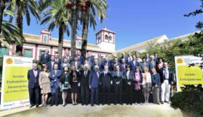 Fotografía de familia del jurado que seleccionó a los nuevos Embajadores Honorarios de la Marca España, una iniciativa de carácter bienal del Foro de Marcas Renombradas Españolas (FMRE) constituida por más de un centenar de empresas y por varios ministerios del Gobierno central y que recayó en el actor Antonio Banderas, el piloto Fernando Alonso, el empresario Isak Andic, el economista Pedro Nueno, el cocinero José Andrés, en la científica María Blasco, en la Organización Nacional de Trasplantes y en la Alta Velocidad. EFE/Archivo